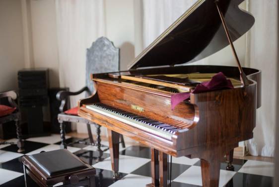 Klavir i klavirski stolac